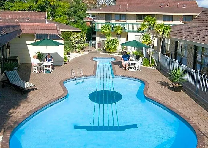 Dukes Midway Lodge